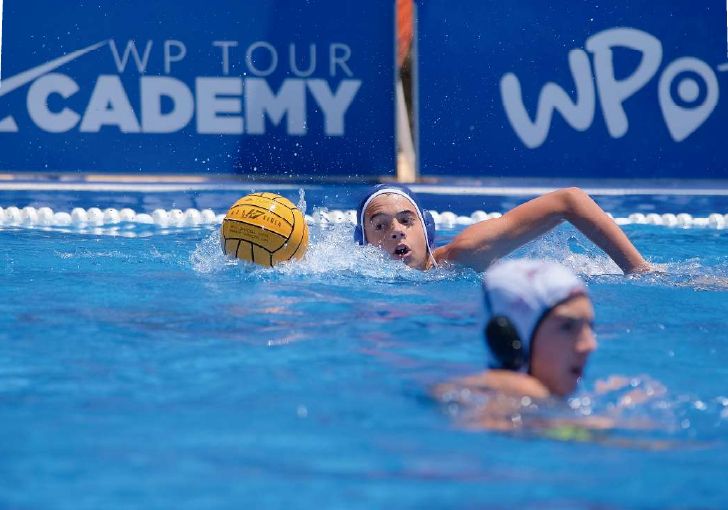 Jugadores nadando en un campus WP Tour Academy