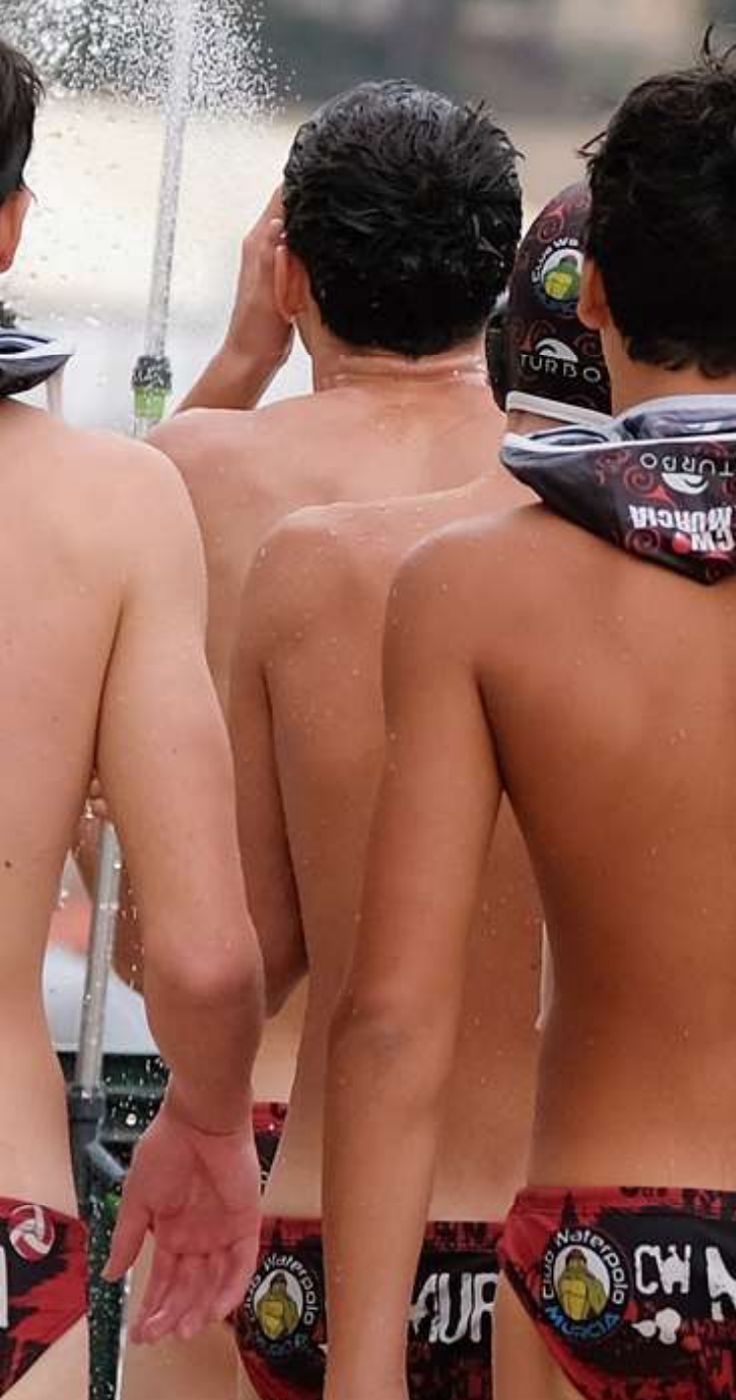 Jugadores del club de espaldas con el bañador del CW Murcia