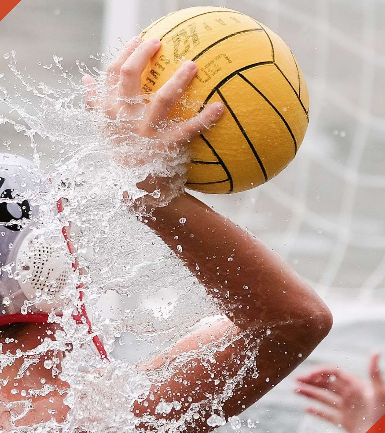 Jugador del club lanzando el balón entre salpicaduras de agua