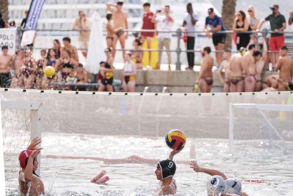 Partido de waterpolo con público en la grada