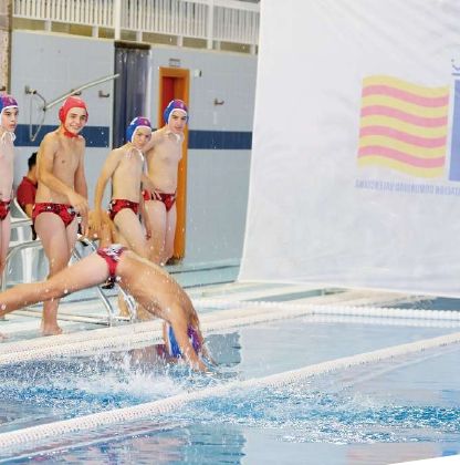 Jugadores entrando al agua en una piscina de la Comunitat Valenciana